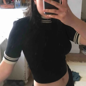 Svartvit polotshirt - Asball tröja från Monki med skönt material! Möts upp på gröna linjen :)