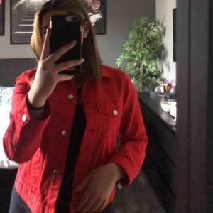  - En röd jeansjacka som är super fin nu till våren