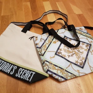 Victoria's secret  - Fantastisk dubbelväska med kylväska och standväska i ett eller var för sig. 42x36x14cm. Snygg, unik och otroligr praktisk. Kan välja mellan handtag eller axelrem. 
