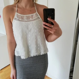 Linne med blomdetaljer S - Vitt somrigt linne med broderade blommor. Från Forever 21. Använt ett par gånger, är i superfint skick. Frakt tillkommer ✨ 