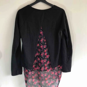  - Blommig svart blus ⚙️ kan mötas i Jönköping annars står köparen för frakten