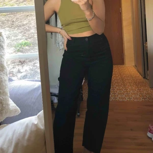  - jeans från monki som är liknande modellen Row från weekday, sitter verkligen super! säljer pga jag tycker de är lite korta för mig :/💓 använda ca 2 gånger bara 
