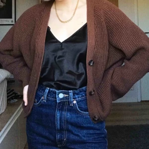  - Jättetrendig fin stickad tröja med knopar från monki. Är använd ett x antal gånger men absolut inte sliten. I storlek xs men sitter lite oversized. Köpt för 350kr. Möts upp i malmö annars står köpare för frakt 