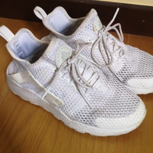 Nike Air vit  - Har använt dessa flitigt, lite smutsig.. storlek 36.5 men känns som 36. Säljer dessa för billigare pris pga smuts