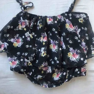  - Söt blommig sommartopp från hm💐