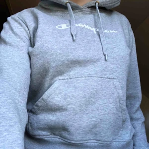  - En snygg hoodie från Champion.  Rätt så oanvänd och fräsch.  Det är storlek M men man kan tycka att det är som en S.  (Kunden betalar frakt)🥰🥰 