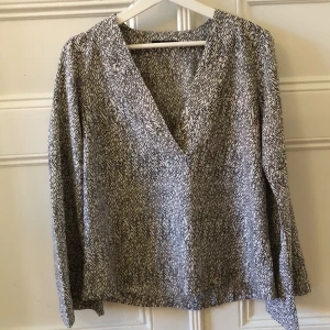 Mönstrad blus - Mönstrad blus med utsvängda ärmar. Frakt betalas av köpare.