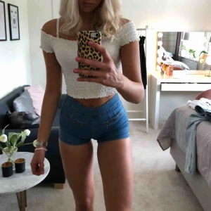  - Coola shorts från Bershka i storlek M, dock sitter de mer som en xs/s. Det är en väldigt cool modell utan fickor på baksidan, två dragkedjor som fickor på framsida och som stängs med en dragkedja på mitten av baksidan💙🤩