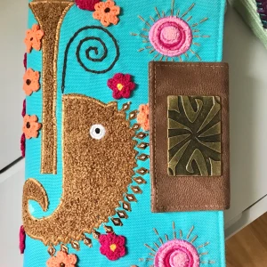 Mudagaya väska - Haj, jag säljer en finn väska från Mudagaya. Ny. Bra skick. Perfekt för resa!. Kan använda ”strap” som ”cross body bag”. 