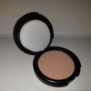 Flormar Compact powder  - Ett helt nytt och oanvänt kompakt puder från märket Flormar. I färgen "Medium sand"