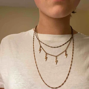  - Ett jättefint halsband med blixtrar på från madlady! Halsbandet är i fakeguld. Du står för frakt.🚚💕
