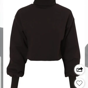 Cropped hoodie med polo - Cropped hoodie med polo krage ifrån Nelly. Väldigt ny! 