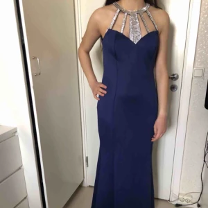  - Navy klänning Silver design Har slits vid benet Säljer då den är för stor på mig Stl. 36-38 Pris: 250kr + frakt🛍