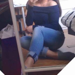 Marinblå tight offshoulder tröja  - En tight off shoulder ribbad tröja. I en jättefin marinblå färg. Kommer från Gina Tricot och skulle säga att den passar någon i M eller är mellan M och L