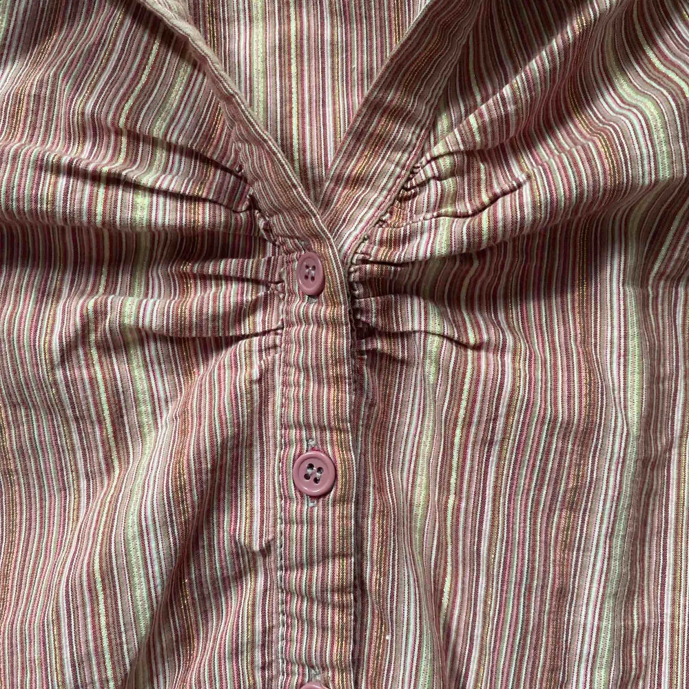 säljer den här jättefina blusen/skjortan som jag köpte på humana för ett tag sen, aldrig använd så bra skick! Retro typ 70tals vibe . Skjortor.