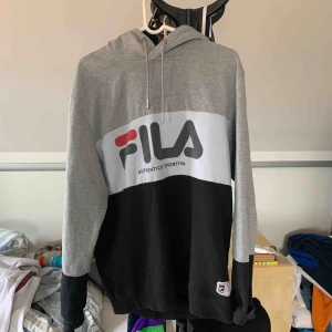  - Skön Hoddie med nice material relativt använd men i bra skick.