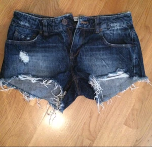  - Slitna jeansshorts från zara. Oanvända. Köparen står för frakt. 