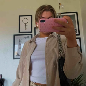  - Sjukt snygg skjorta i lite manschetter material , köpt från zara för 450kr och säljer nu för 180+frakt ❤️