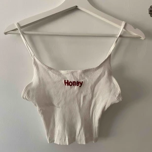  - Croppat linne med texten Honey, aldrig använt. Endast testat. Betalas med swish och köparen står för frakten 🌸