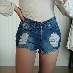 Fina högmidjade jeans shorts i strl 36. Dem är väl använda men det är inget fel på dem. Säljer då dem inte längre används. 50 kr, köpare står för frakt ❤️ 