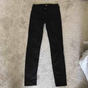 Ett par vanliga svarta tajta jeans från Lee. Köpta för 900kr och knappt använda. Kan mötas upp i stockholm eller frakta (köparen står för frakt)