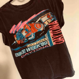  - Snygg vintage t-shirt, S men mer som en M. Fraktar via postnords blå påse eller möts upp i Sundbyberg, Rissne eller Stockholm city