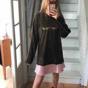  - long sleeve with cool print, i’m 164cm and delivery is not included