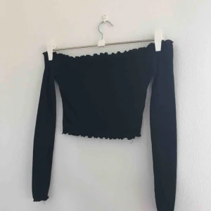  - Jättefin trendig svart långärmad kort off shoulder med volangdetaljer från pretty little thing. I nyskick! Eventuell frakt står köpare för 22kr 💗⚡️