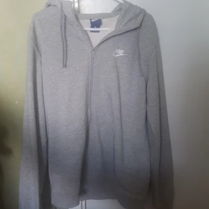 Grå Zip-up Nike Hoodie - En grå hoodie från Nike. Näst intill oanvänd. Avsedd för män men passar även för tjejer. Storlek M (män) - blir lite oversized på kvinnor. Tar antingen swish eller kontant. Möts upp i Norrköping. 