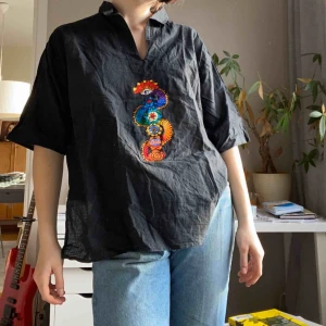  - ASBALL och skön ”skjorta” med ett fett broderi fram på. Kan stryka! Aldrig använd, lappen kvar! Köpt på humana för ett tag sedan✨ står xl på lappen men passar mig med s/m🦋 köpare står för frakt