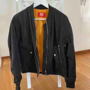  - Superfin bomberjacka från SWEET SKTBS i storlek S. Är i fint skick. En perfekt vårjacka!  Köparen står för frakten:)