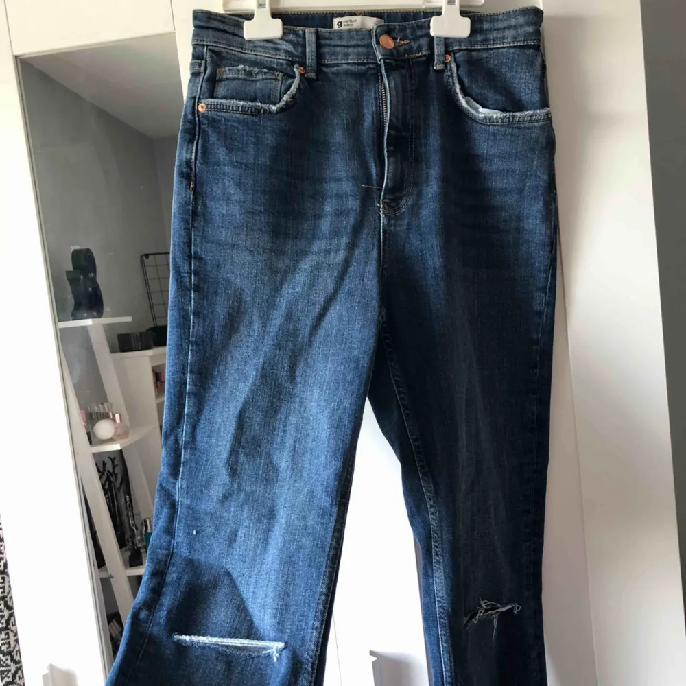 Superfina jeans från Gina tricot. Lite större i benen och har en momjeans liknande passform . Jeans & Byxor.