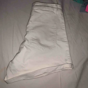  - Vita högmidjade shorts. Köpta för 249, säljer för 120 +frakt.