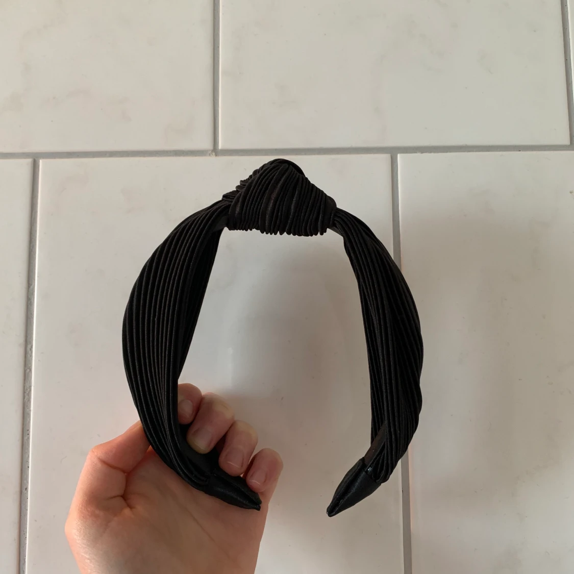 Svart diadem med knut