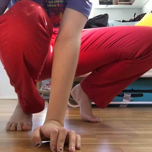  - Röda byxor köpta på second hand. Sparsamt använda av mig så i gott skick. Storleken säger 31 men sitter som en smäck på mig som e en 29 ungefär. Längden vet jag inte på dom, men jag är 176. Tighta över lår och rumpa och går relativt rakt längre ner:)