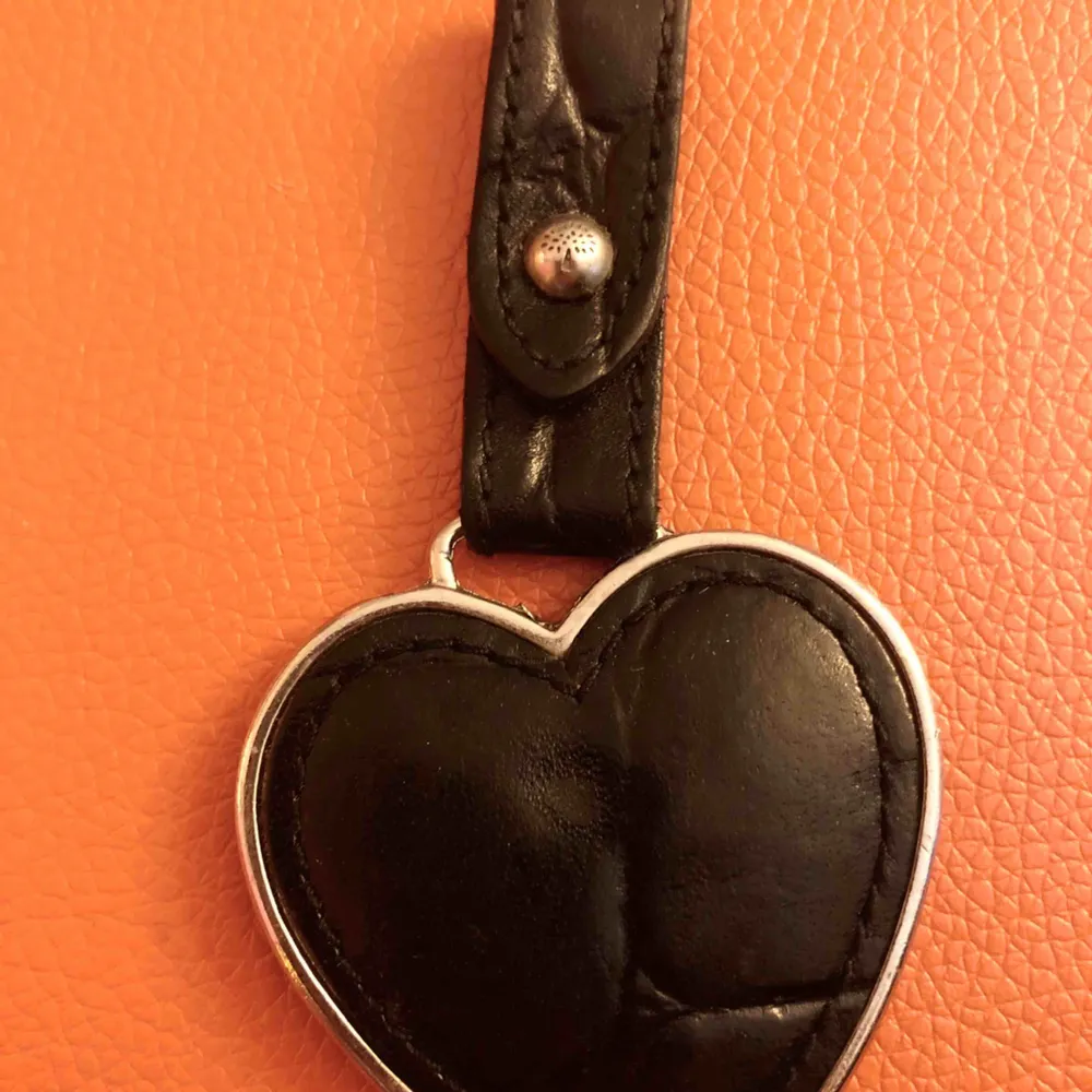 Vintage Mulberry keychain black leather  Bidding . Accessoarer.