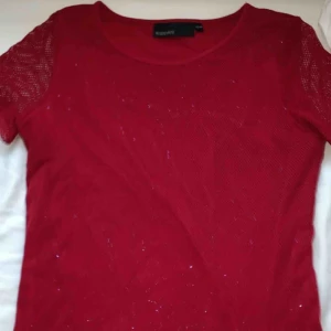  - Världens finaste tröja med mesh och glitter under! Skit fin men använder inte längre. 