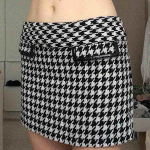  - Skitsnygg kjol med hundtandsmönster🏁 vintage❣️med lackdetaljer på fickorna