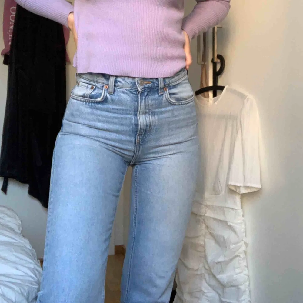 Snyggaste jeansen från Weekday i modellen Voyage. Tvätten på dessa jeansen är magiiisk, och likaså passformen. Så ledsen att jag vuxit ur dem och måste sälja😭 Nypris 500kr! Frakt tillkommer på 65 kr 🦋. Jeans & Byxor.