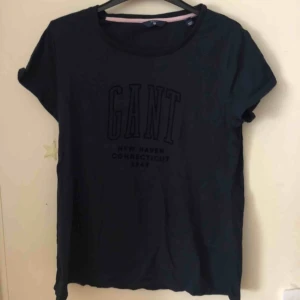  - Mörkblå gant T-shirt, knappt använd så typ som ny