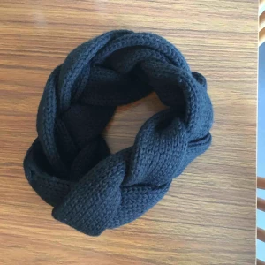  - ”Hårband”. Fungerar som mössa :) mer grön-blå i dagsljus. 