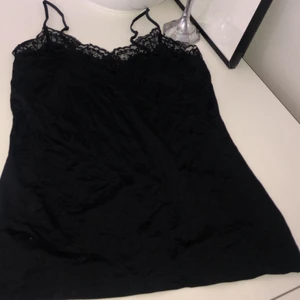 Svart pyjamaströja - Svart pyjamas tröja från H&M. Aldrig använd men klippt bort lappen. Frakt ingår🌸