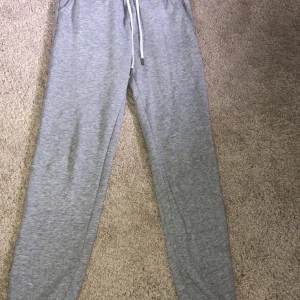 Mjukisbyxor från Divided - Ljusgråa mjukisbyxor från H&M divided. Frakt ingår🌸