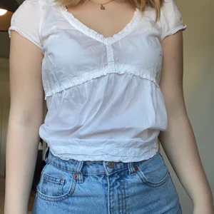 Odd Molly blus - Vit Odd Molly blus, endast testad så nyskick, storlek 0 passar xs, liknande blusar ca 1000kr ordinariepris, spårbar frakt✨