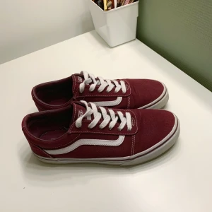 Vans Old School - Vinröda Vans i modellen ”Old School” Väldigt bra skick, bara använda någon gång. Storlek 39. Frakt: 88kr🦋