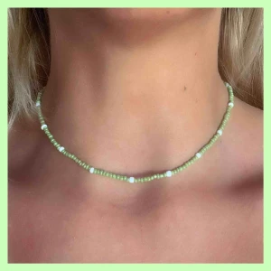 - 💚💚💚 Pärlhalsband (FINNS I FLERA FÄRGER) 50kr FRAKT INKLUDERAD Perfekt med en kedja till men också fin själv! (Skriv meddelande för beställning)