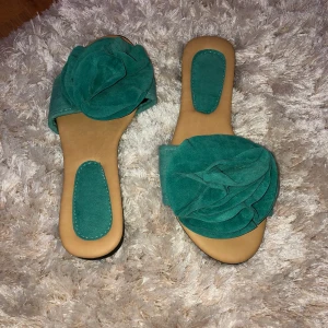 Sommar tofflor  - Jätte söta sommar tofflor köpta utomlands , oanvända stl 38 