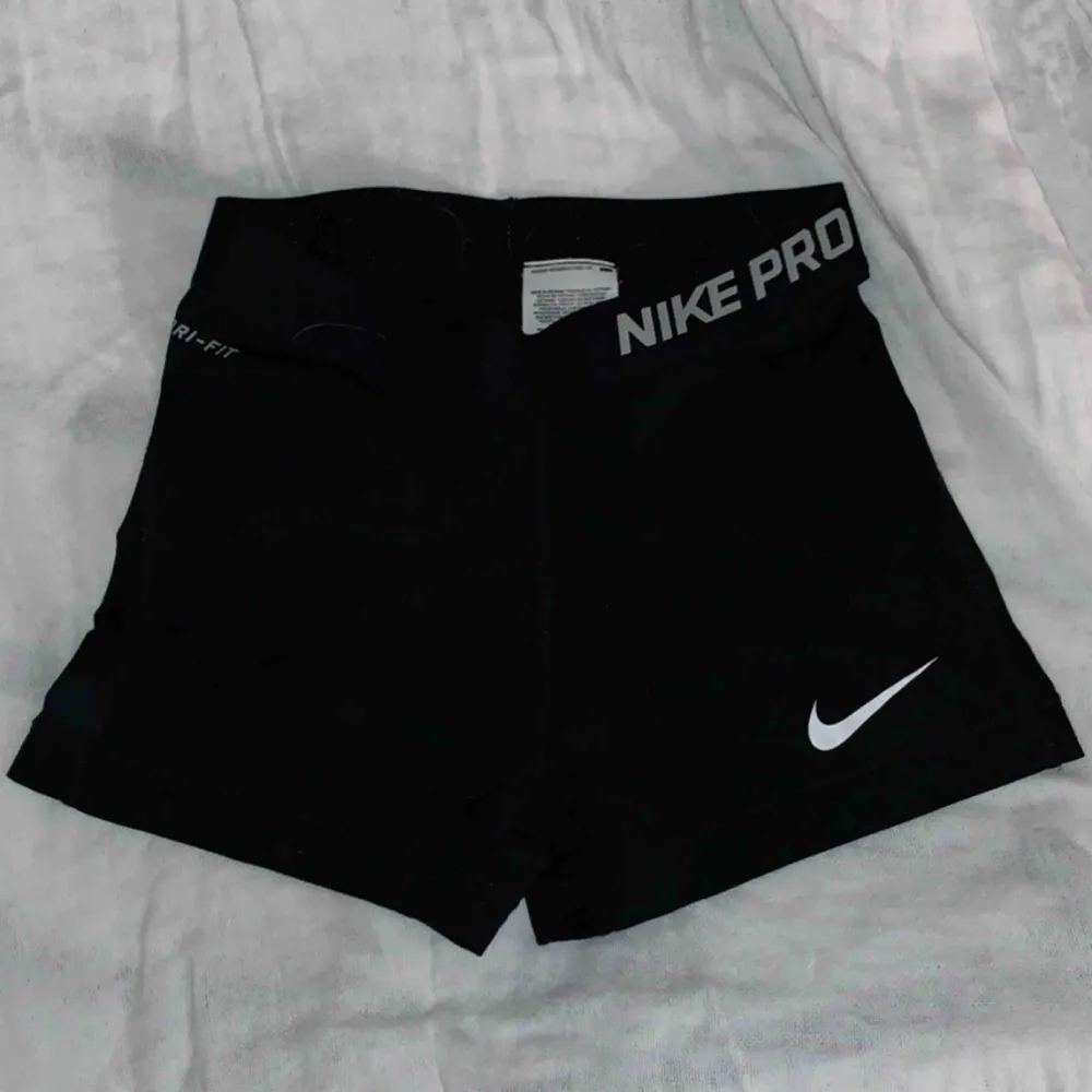Nike Pro shorts i storlek S. Sparsamt använda, men trycket har sprickor som det blir efter några tvättar & utsträckningar. Supersköna!  Pris är inkl. frakt. . Shorts.