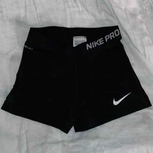 Nike Pro shorts i storlek S. Sparsamt använda, men trycket har sprickor som det blir efter några tvättar & utsträckningar. Supersköna!  Pris är inkl. frakt. 