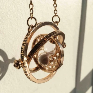Halsband - Tidvändaren från Harry Potter. 60 kr och jag står för fraktkostnaden!☀️ Skriv till mig om du har några frågor😄 
